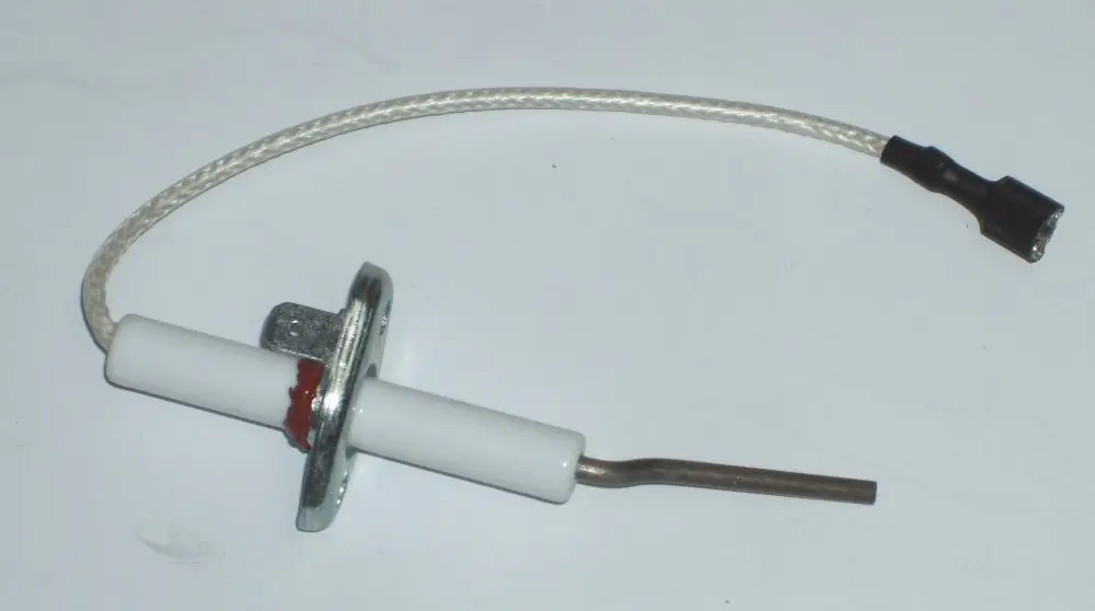 Ionisations-Elektrode mit einem weißen Keramikkörper und Metallanschluss, verbunden durch einen weißen Draht. Komponente für Daikin Produkte, vermutlich zur Gaszündung.
